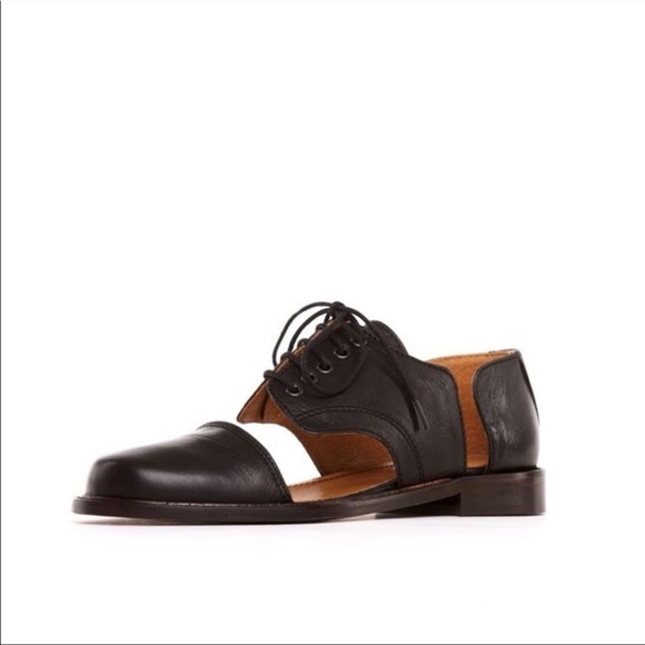 Minimarket Cut-Out Oxfords - Picture 2 of 13